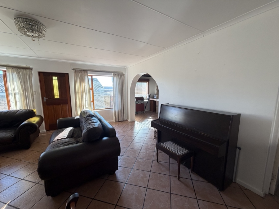 3 Bedroom Property for Sale in Heiderand Western Cape